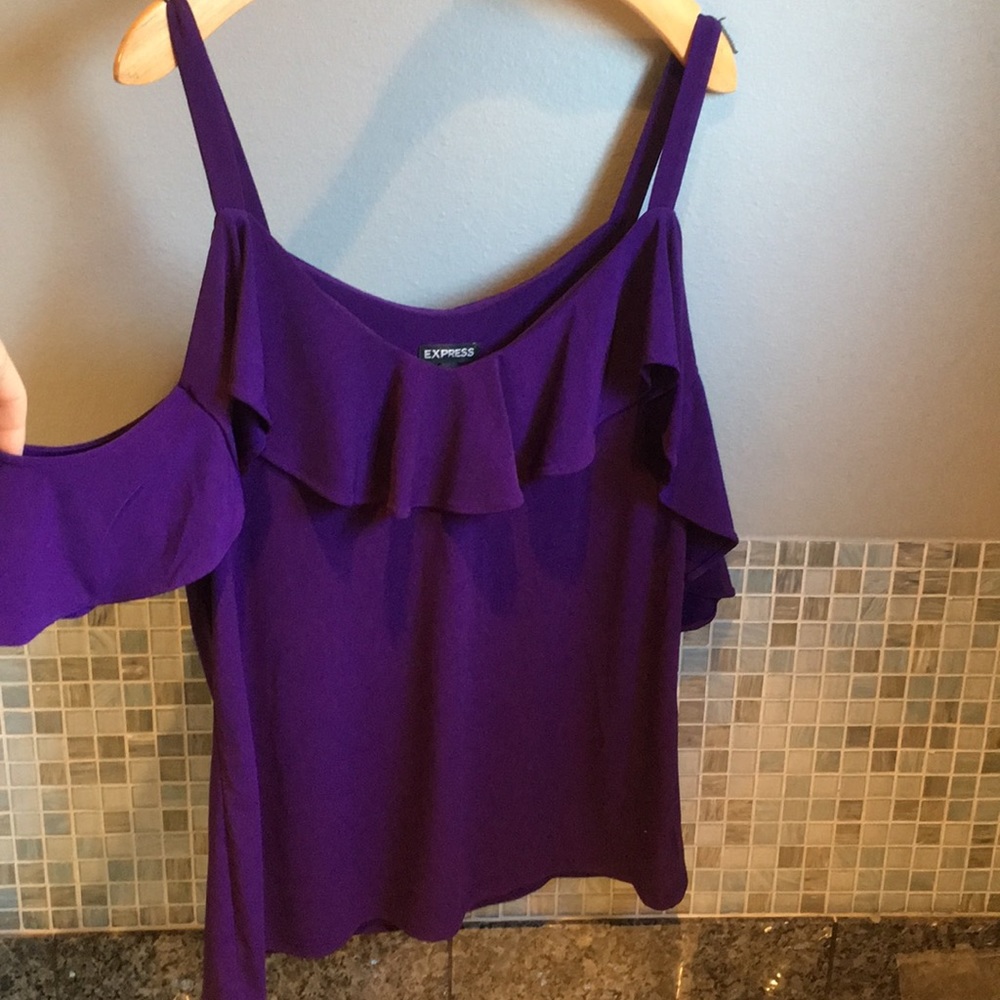Express size M tank w “cold shoulder”
